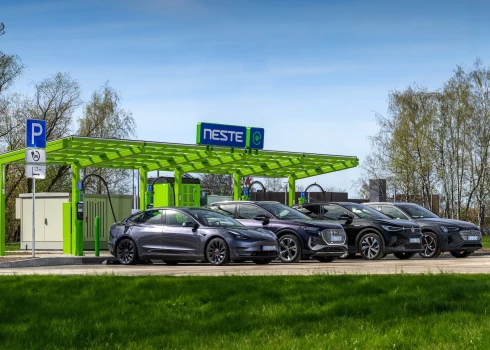 Neste открыла пятую "зеленую" зарядную станцию для электромобилей в Риге.