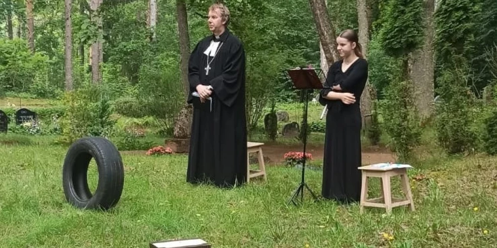 Šogad uz kapusvētkiem Lezjzemnieku kapsētā Vecumnieku pagastā nebija ieradies neviens apmeklētājs.