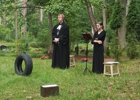 Šogad uz kapusvētkiem Lezjzemnieku kapsētā Vecumnieku pagastā nebija ieradies neviens apmeklētājs.