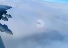 VIDEO: ukraiņu iznīcinātāja pilots iemūžina satriecošu atmosfēras parādību