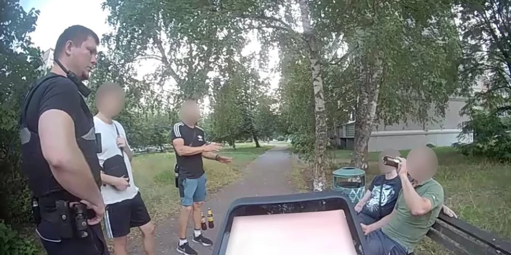 Ierodoties notikuma vietā, likumsargi sastapa vīriešu kompāniju, kuri sēdēja uz soliņa un lietoja alkoholiskos dzērienus.
