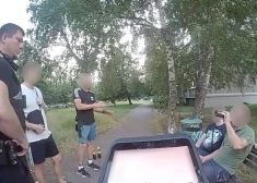 Ziepniekkalnā dzērājs uzbrūk likumsargiem un izsit policijas auto logu. Viņa aizturēšanā iesaistās moticiklists