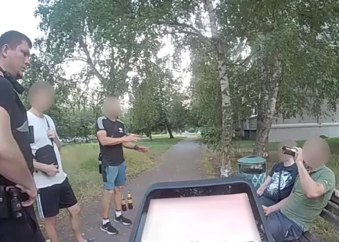 Ierodoties notikuma vietā, likumsargi sastapa vīriešu kompāniju, kuri sēdēja uz soliņa un lietoja alkoholiskos dzērienus.