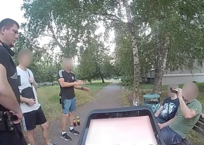 Ziepniekkalnā dzērājs uzbrūk likumsargiem un izsit policijas auto logu. Viņa aizturēšanā iesaistās moticiklists