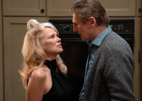 Liams Nīsons un Pamela Andersone filmas “Kailais ierocis” 2025. gada ekranizējumā.