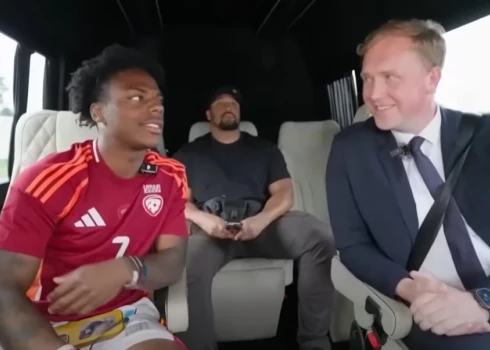 Interneta personības "IShowSpeed" (Darrens Džeisons Votkinss) sagaidīšana Uzvaras parkā.