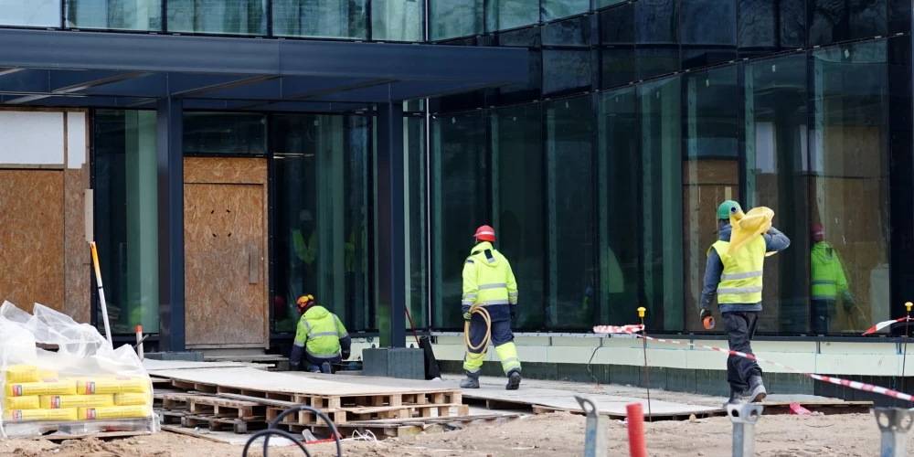 Nolemts, ka 68,3 miljonus eiro no sestās pasākuma kārtas "Ārstniecības iestāžu infrastruktūras attīstība" pārdalīs uz pirmo un piekto kārtu, lai nodrošinātu PSKUS A2 ēkas un RAKUS LIC projektam.