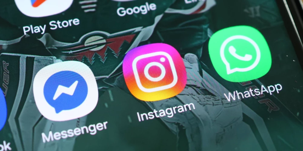 “WhatsApp” (arī Meta īpašumā) pieprasa 66 atļaujas, tostarp sešas riskantas, bet “Instagram” – 56 atļaujas, no kurām četras tiek uzskatītas par riskantām.