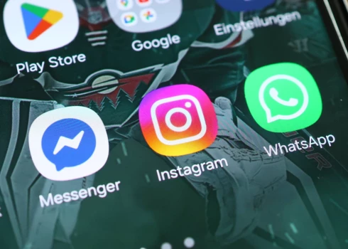 “WhatsApp” (arī Meta īpašumā) pieprasa 66 atļaujas, tostarp sešas riskantas, bet “Instagram” – 56 atļaujas, no kurām četras tiek uzskatītas par riskantām.