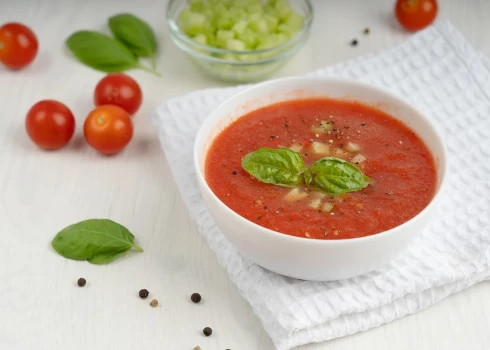 Aukstā tomātu un seleriju zupa