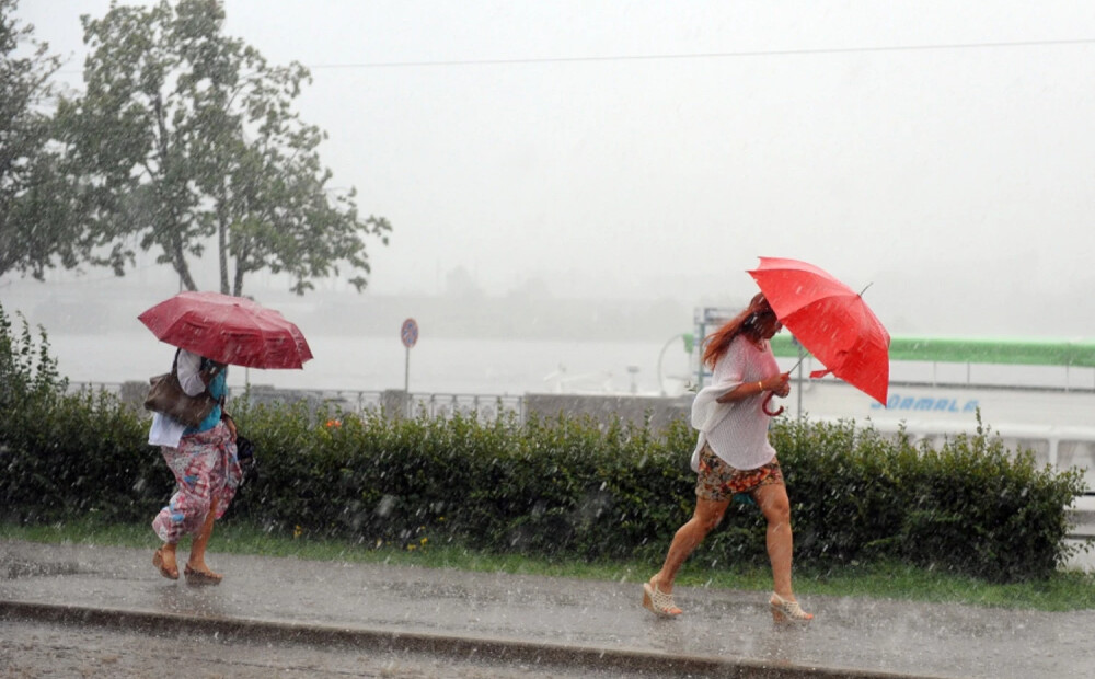 Trešdien izsludināts brīdinājums par stiprām lietusgāzēm un pērkona negaisu