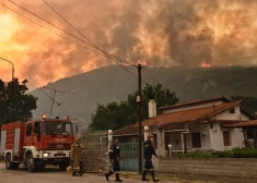 Grieķijā pie Korintas plosās plašs meža ugunsgrēks