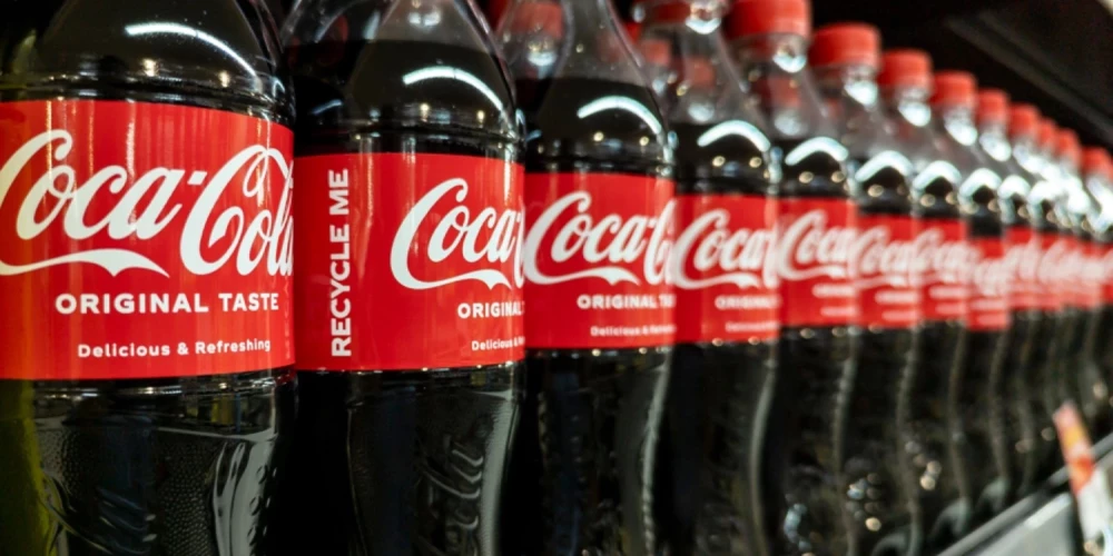ASV dzērienu milzis “Coca-Cola” paziņojis, ka šoruden laidīs klajā jaunu “Coca-Cola” versiju ar ASV audzētu niedru cukuru.