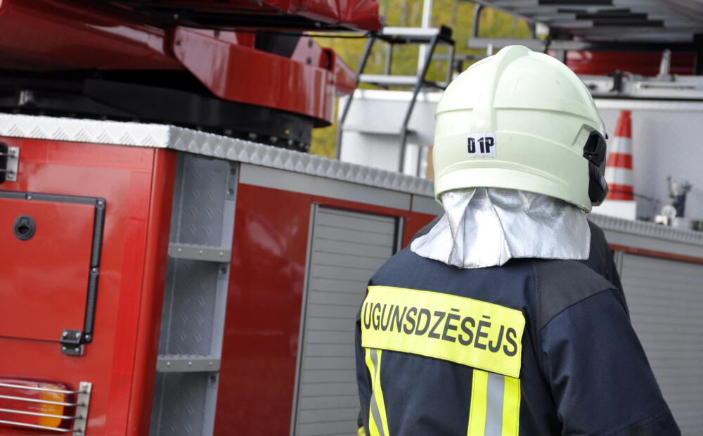 Ugunsgrēkā Salaspils novadā bojā gājis cilvēks un cietis glābējs