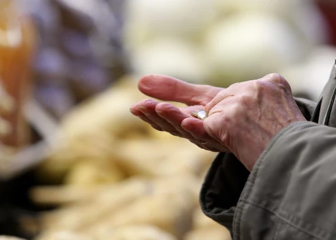 2024. gadā vidējā vecuma pensija Latvijā bija aptuveni 550 eiro mēnesī, taču gandrīz trešdaļa jeb 28,9 % pensionāru saņem ievērojami mazāk – zem 400 eiro.