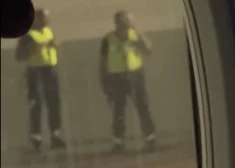 "Trīs stundas skatījās pa logu sērīgs," "Norwegian" pasažieri pēc lidmašīnas nolaišanās Rīgā sagaida policija. VIDEO
