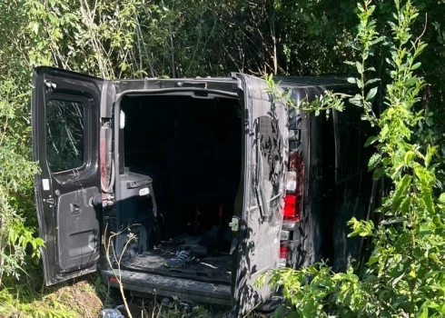 Kurmenes pagastā trešdien Bauskas novada pašvaldības policija apturējusi transportu ar nelegālajiem migrantiem no Bangladešas.
