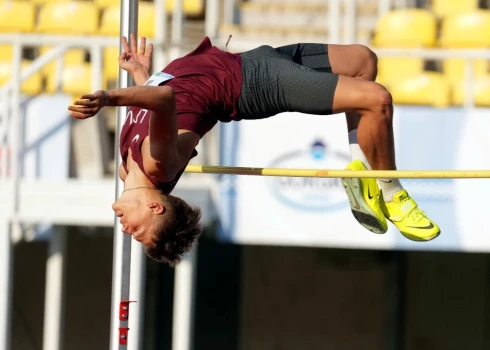 Daniels Ģiedris izpilda lēcienu.