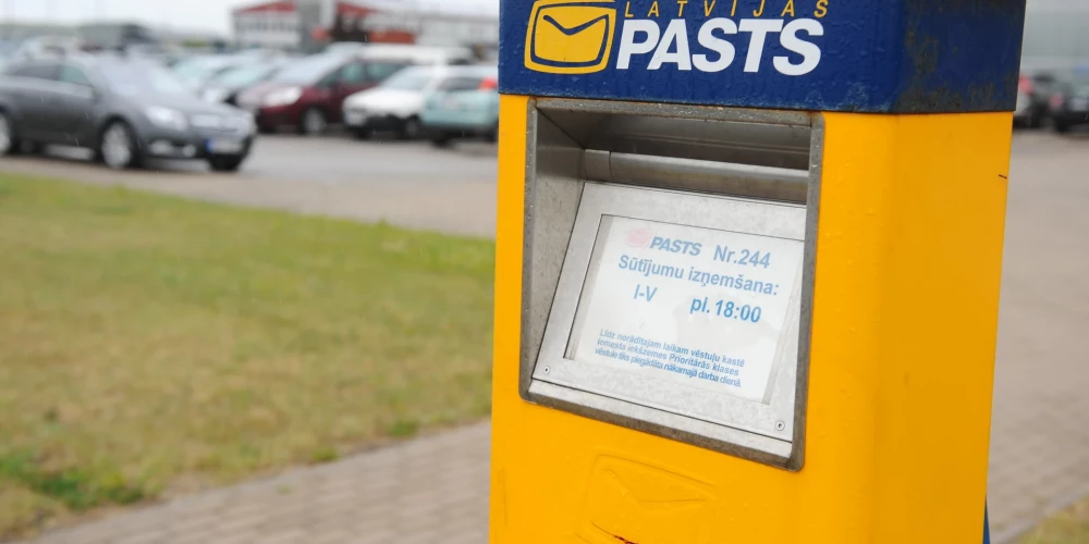 Daudzus gadus bijām pieraduši pie dzeltenajām pasta kastītēm ielu stūros un pie namu sienām. Nu tās kļūst par vēsturisku reliktu.