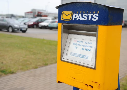 Daudzus gadus bijām pieraduši pie dzeltenajām pasta kastītēm ielu stūros un pie namu sienām. Nu tās kļūst par vēsturisku reliktu.