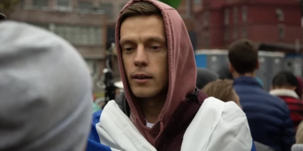 Krievijas žurnālists Jurijs Dudjs protesta akcijā Maskavā.