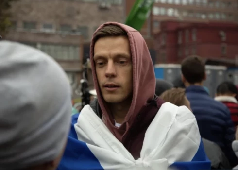 Krievijas žurnālists Jurijs Dudjs protesta akcijā Maskavā.