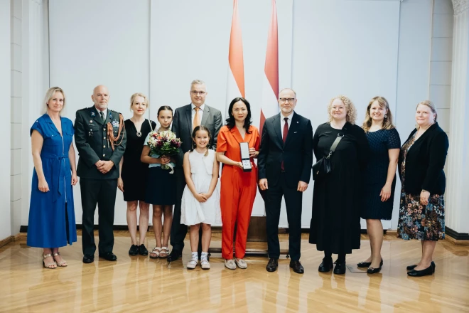 Sprūds apbalvo Nīderlandes vēstnieci Latvijā par ieguldījumu aizsardzības nozares izaugsmē.