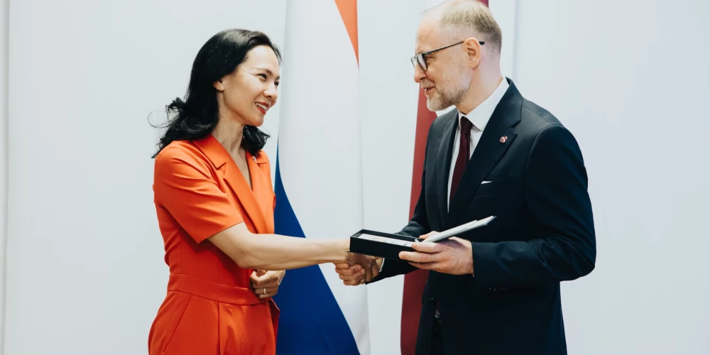 Sprūds apbalvo Nīderlandes vēstnieci Latvijā par ieguldījumu aizsardzības nozares izaugsmē.
