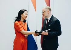 Sprūds apbalvo Nīderlandes vēstnieci Latvijā par ieguldījumu aizsardzības nozares izaugsmē