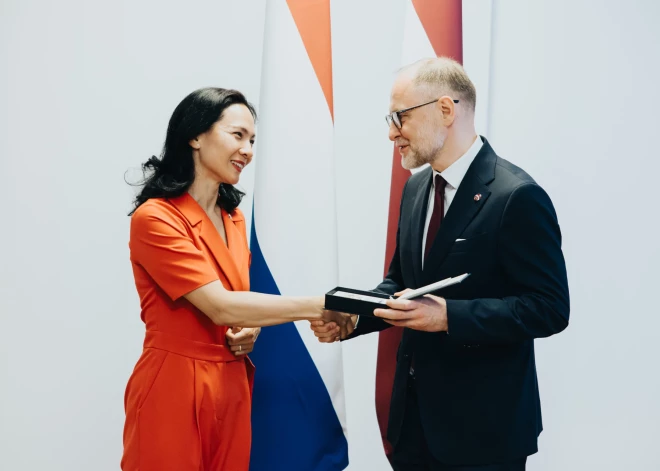 Sprūds apbalvo Nīderlandes vēstnieci Latvijā par ieguldījumu aizsardzības nozares izaugsmē