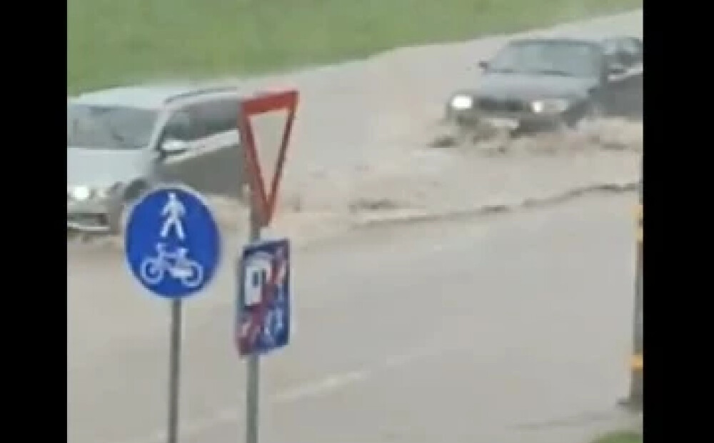 Dzeltenais brīdinājums par spēcīgu lietu: Kurzemē ielas jau pārvēršas upēs