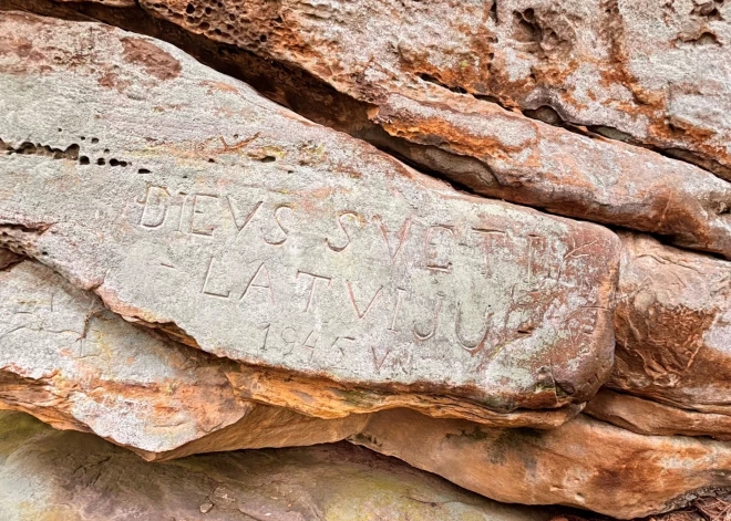 Skaidro, kā radies unikālais 80 gadus senais unikālais klints gravējums “Dievs, svētī Latviju” Lejassaksijā