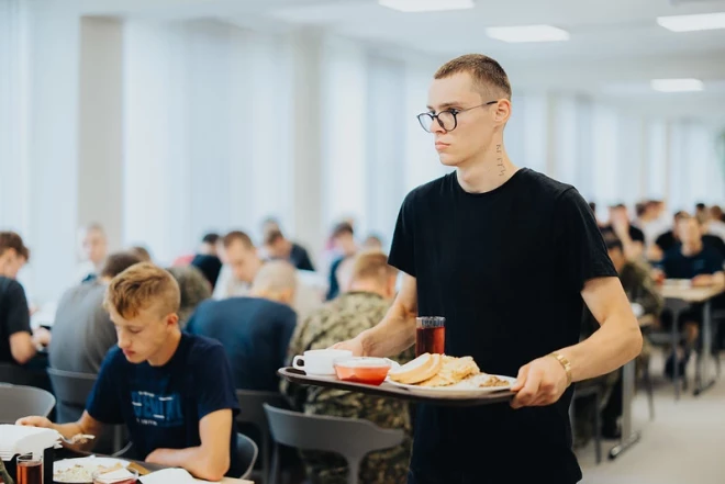 Runājot par dienestu kopumā, Klauss godīgi atzīst, ka iesaukums viņam nācis negaidīti un sākumā pat radījis šoku – īpaši ņemot vērā, ka mājās atstāti bērni un pārtraukts darbs rūpniecībā. 