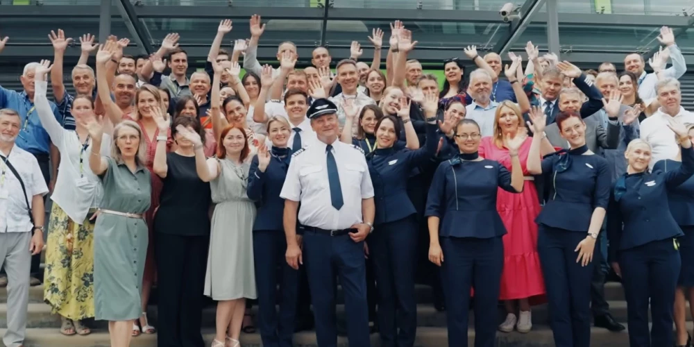 Капитан Александр Горбунов выполнил 4865 рейсов и провел 27 909 часов в воздухе.