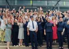 Компания airBaltic красиво проводила своего капитана на пенсию - в последний полет он отправился с сыном