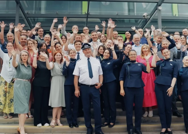 Компания airBaltic красиво проводила своего капитана на пенсию - в последний полет он отправился с сыном