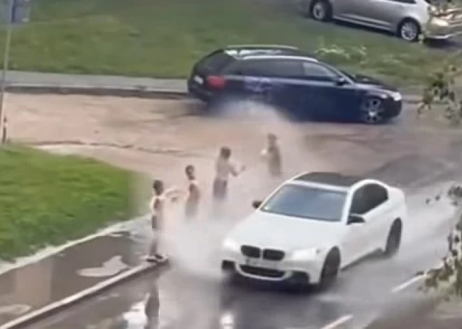 "Настоящие пацаны" или неоправданный риск: видео с развлечением детей в Риге вызвало споры в соцсетях