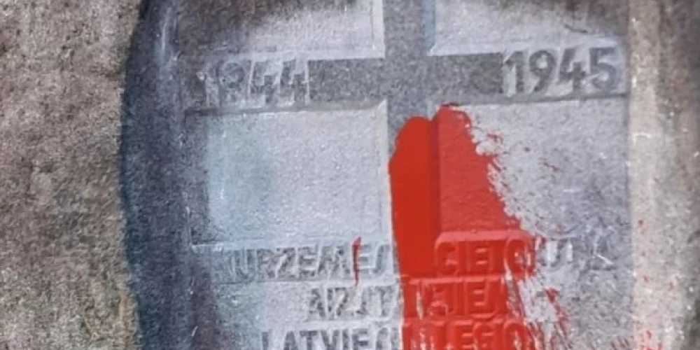 Akmens priekšpusē bija uzlieta sarkanā krāsa, bet tā aizmugurē bija uzvilkts kāškrusts. (foto: Neatkarīgās Tukuma Ziņas)