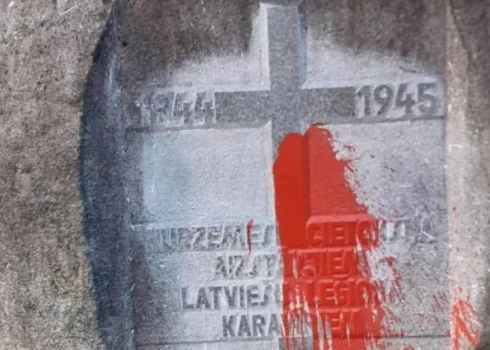 Akmens priekšpusē bija uzlieta sarkanā krāsa, bet tā aizmugurē bija uzvilkts kāškrusts. (foto: Neatkarīgās Tukuma Ziņas)