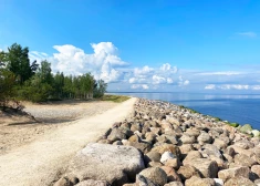 FOTO: Daugavgrīvas krasta nostiprinājuma dambis atkal atvērts gājējiem un velobraucējiem