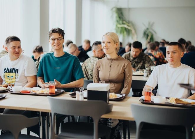 Militārā bāze “Lūznava” nesen uzsākusi karavīru ikdienas ēdināšanu modernizētā virtuvē. Vairāku gadu garumā ēdnīcā īstenota būtiska pārbūve.