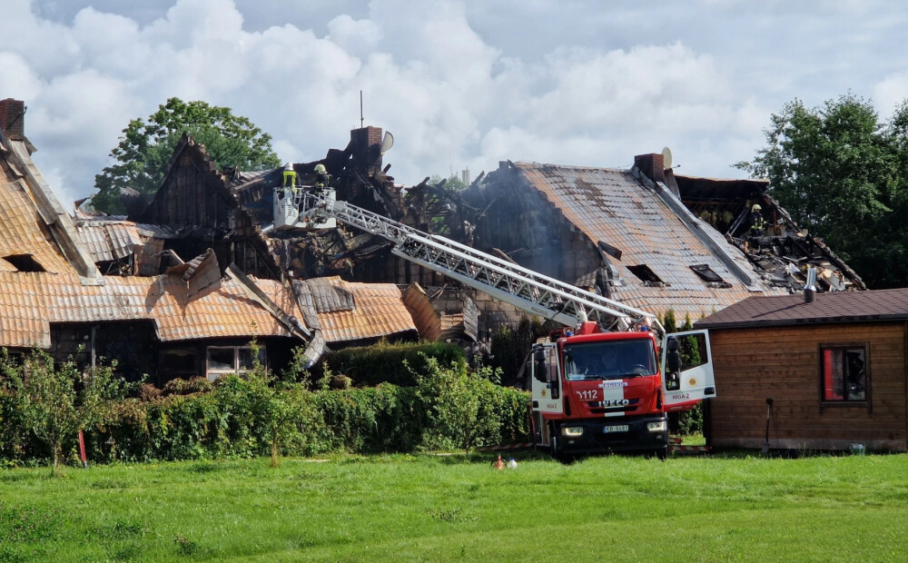 Salaspilī liesmās gandrīz pilnībā nopostītas vairākas rindu mājas