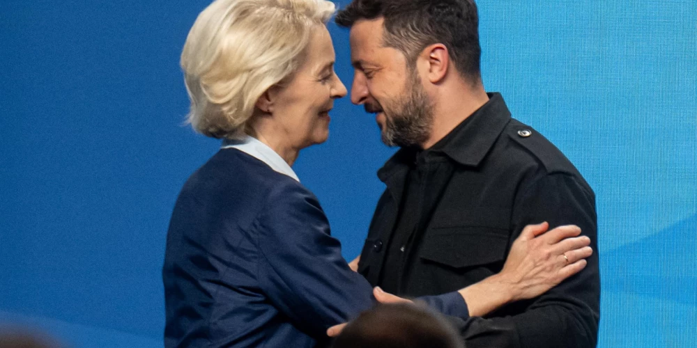Vēl jūnijā NATO samita laikā Urzula fon der Leiena silti smaidīja, tiekoties ar Ukrainas prezidentu Volodimiru Zelenski. Nu šis smaids ir kļuvis skābāks.