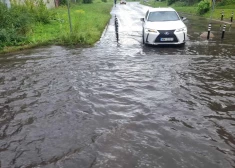 Pēc spēcīgā lietus Rīga vietumis atgādina "mazo Venēciju". VIDEO