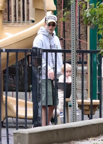 Paparaci nofotografējuši Robertu Patinsonu ar meitu spēļu laukumā šā gada martā.