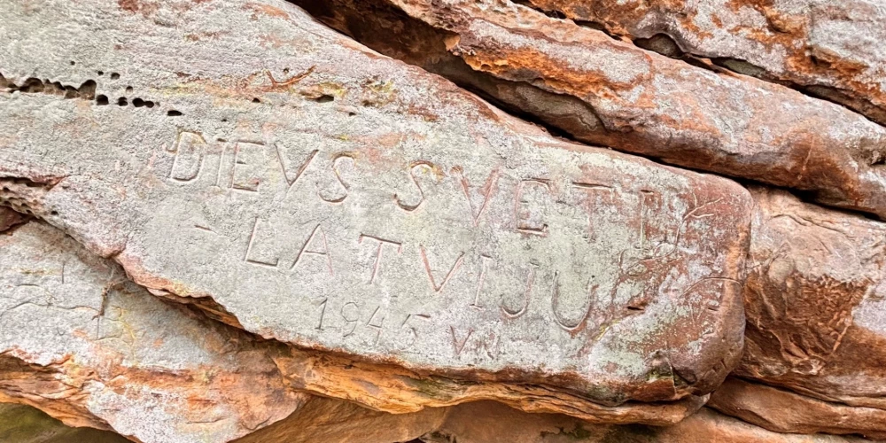 Klintī iegravētais "Dievs svētī Latviju" (foto: Latvijas vēstniecība Vācijā / Facebook)