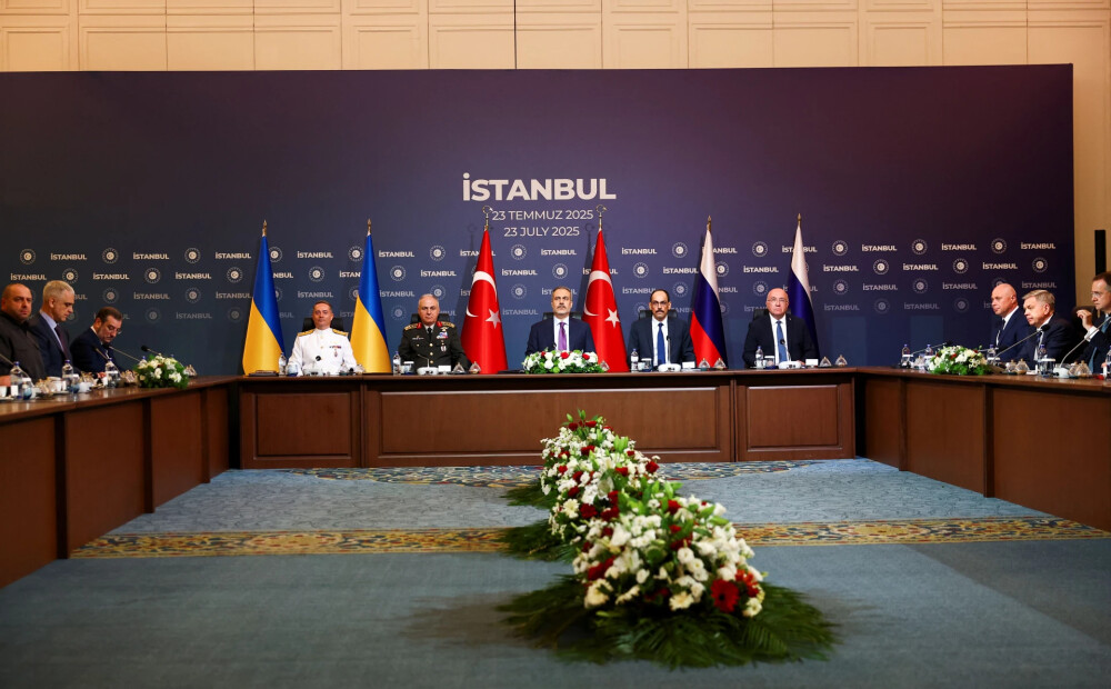 Ukrainas un Krievijas pārstāvju tikšanās ilgst nepilnu stundu. Ukraina vēlas Zelenska un Putina tikšanos, Krievija grib kapitulāciju