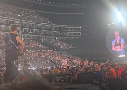 Liktenīgais brīdis "Coldplay" koncertā (ekrānuzņēmums no video)