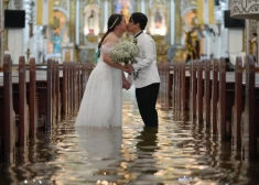 FOTO: nedaudz sirreāli, bet skaisti! Filipīnu plūdu sezonā pāri precas applūdušos dievnamos
