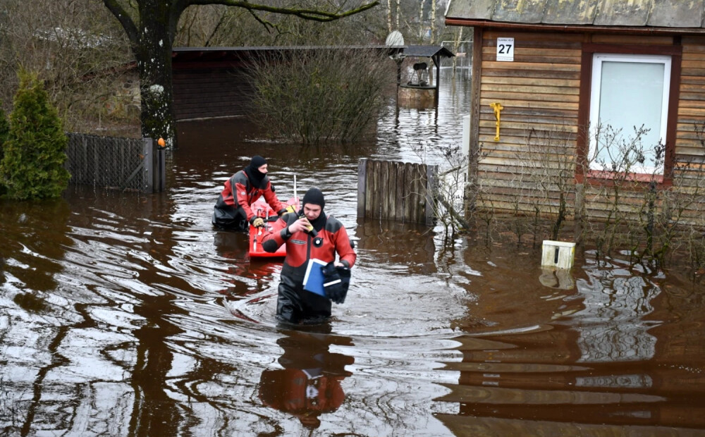 Naujenes pagastā glābēji evakuējuši cilvēku no plašā applūdušā teritorijā esošas mājas